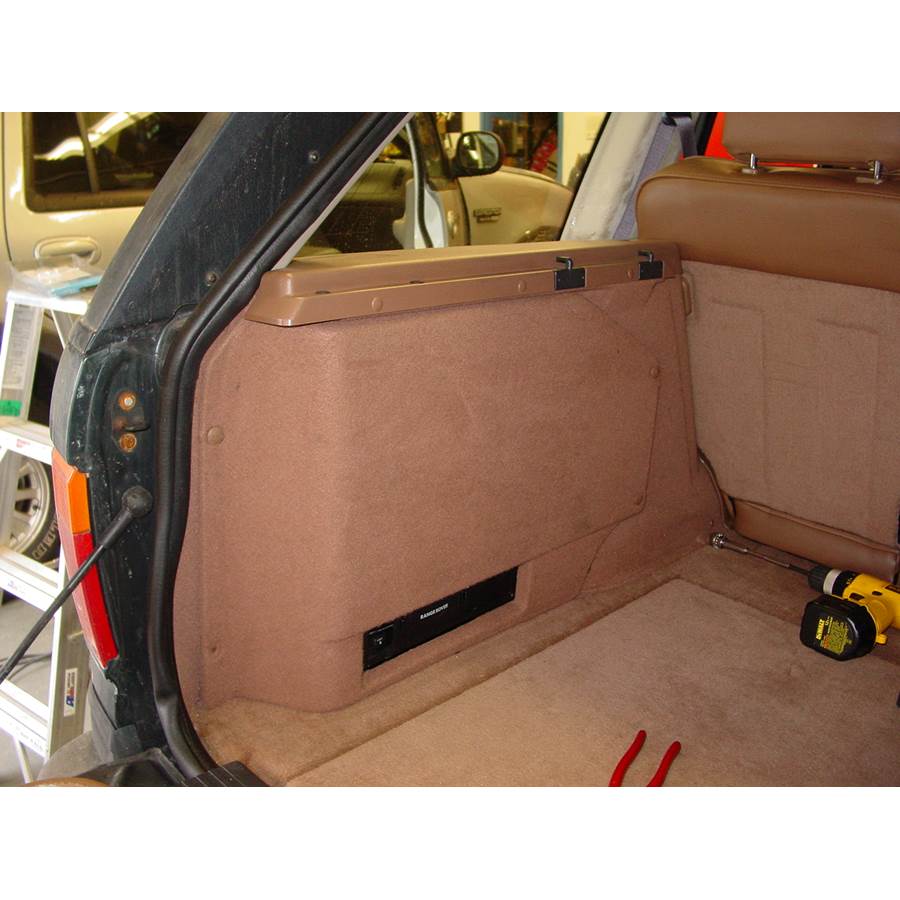 2002 Land Rover Range Rover Far-rear side speaker location