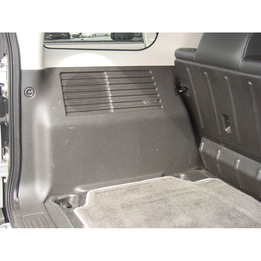 2008 Hummer H3 Far-rear side speaker location