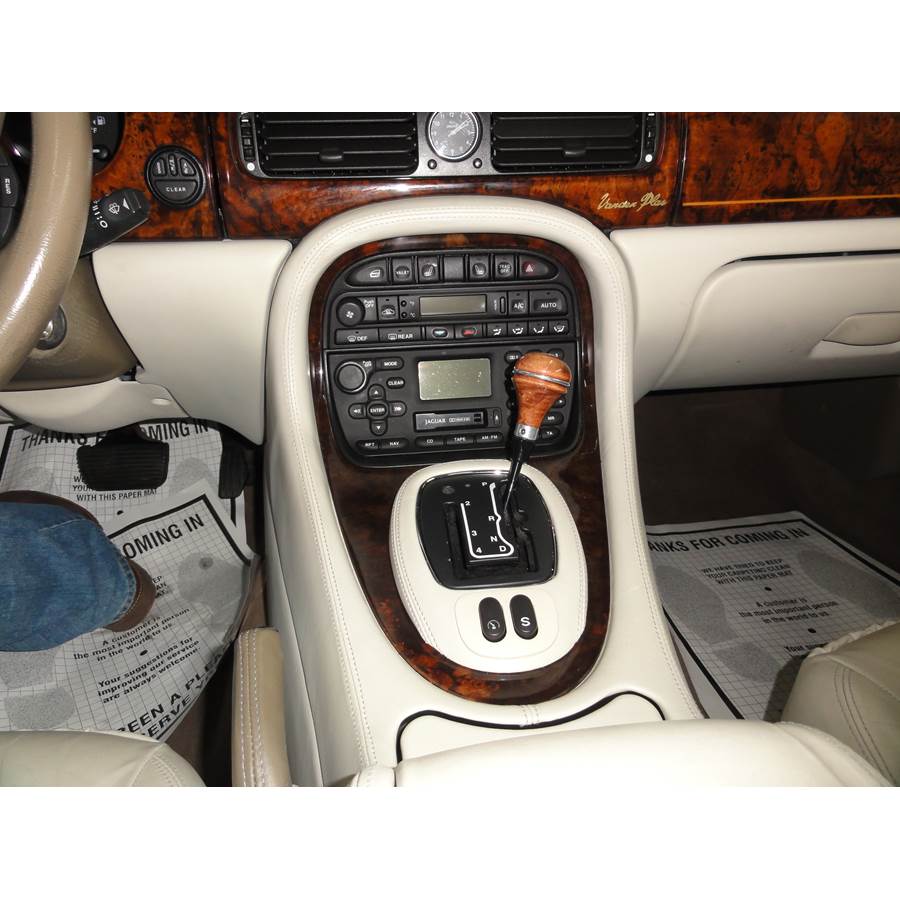 2000 Jaguar Van Den Plas Factory Radio