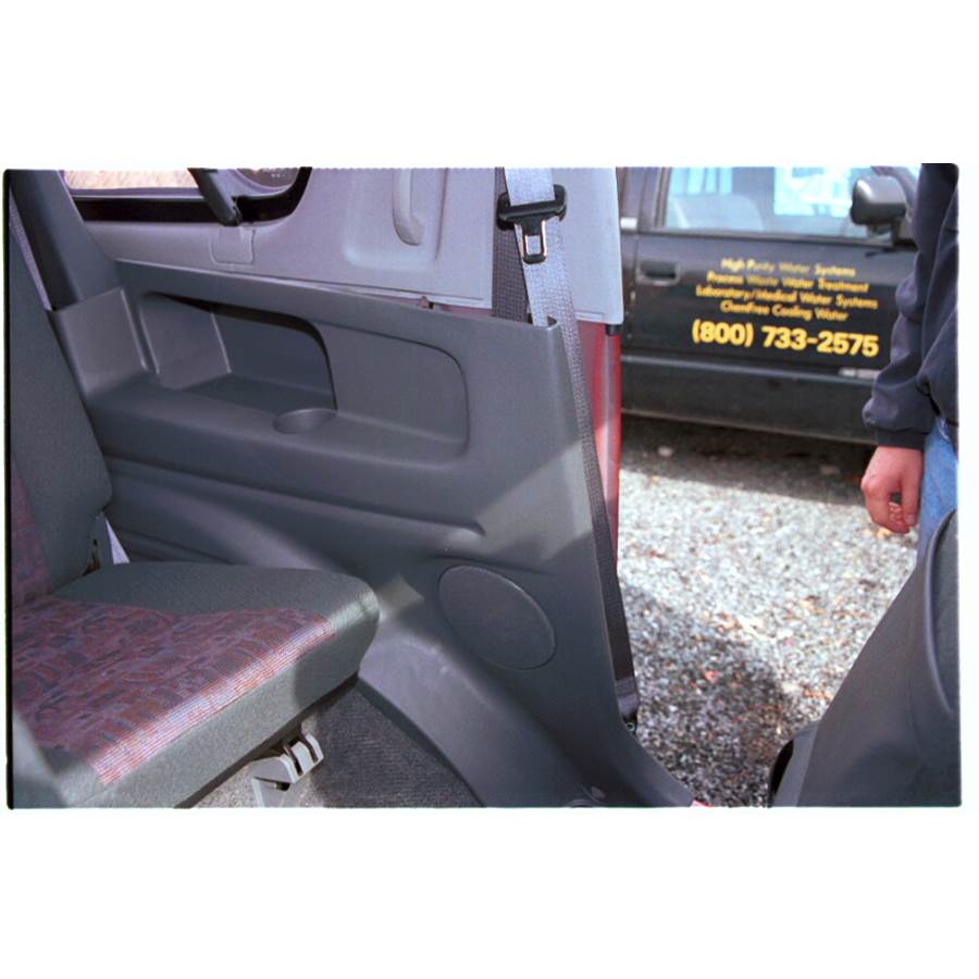 2002 Chevrolet Tracker Mid-rear speaker location