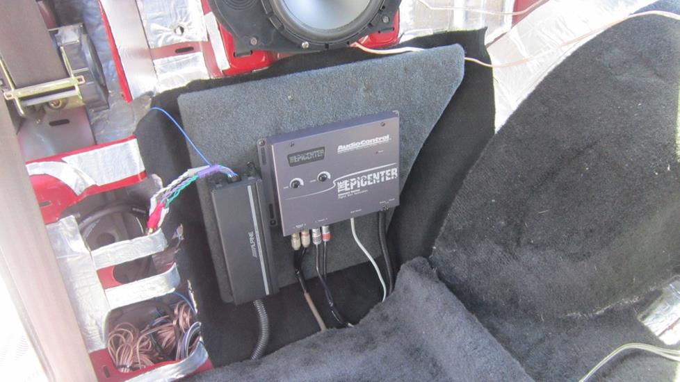 Thomas Y's 2004 Chevrolet Blazer with the Epicenter by AudioControl bass processor and Alpine KTP-445U amplifier