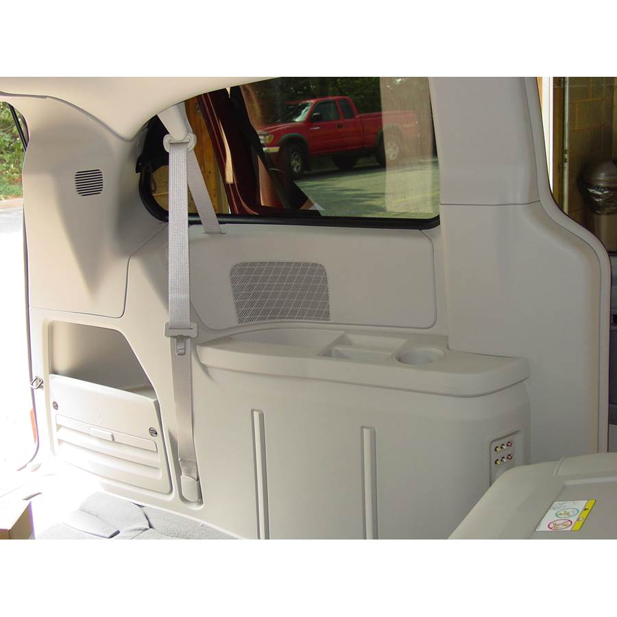 2009 Volkswagen Routan Mid-rear speaker location
