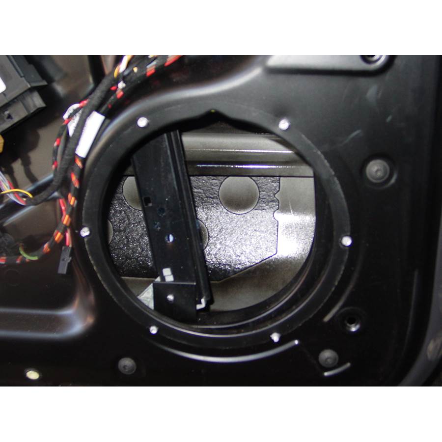 2004 Volkswagen Touareg Front door woofer removed