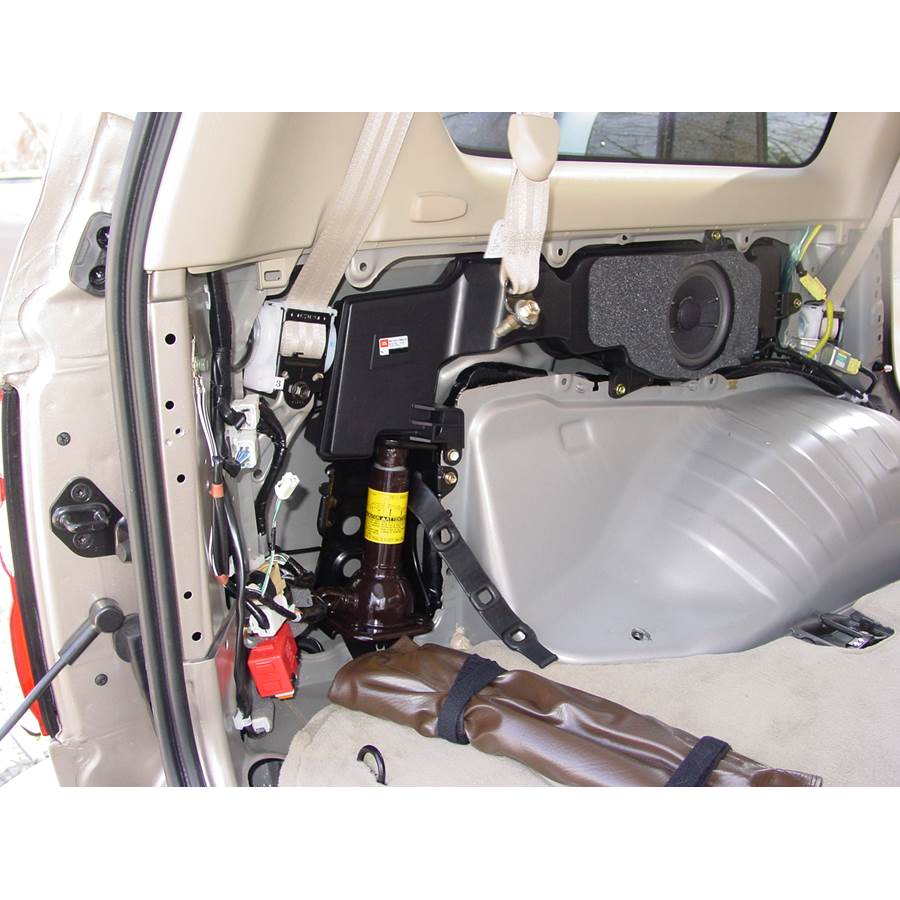 2006 Toyota Land Cruiser Mid-rear speaker