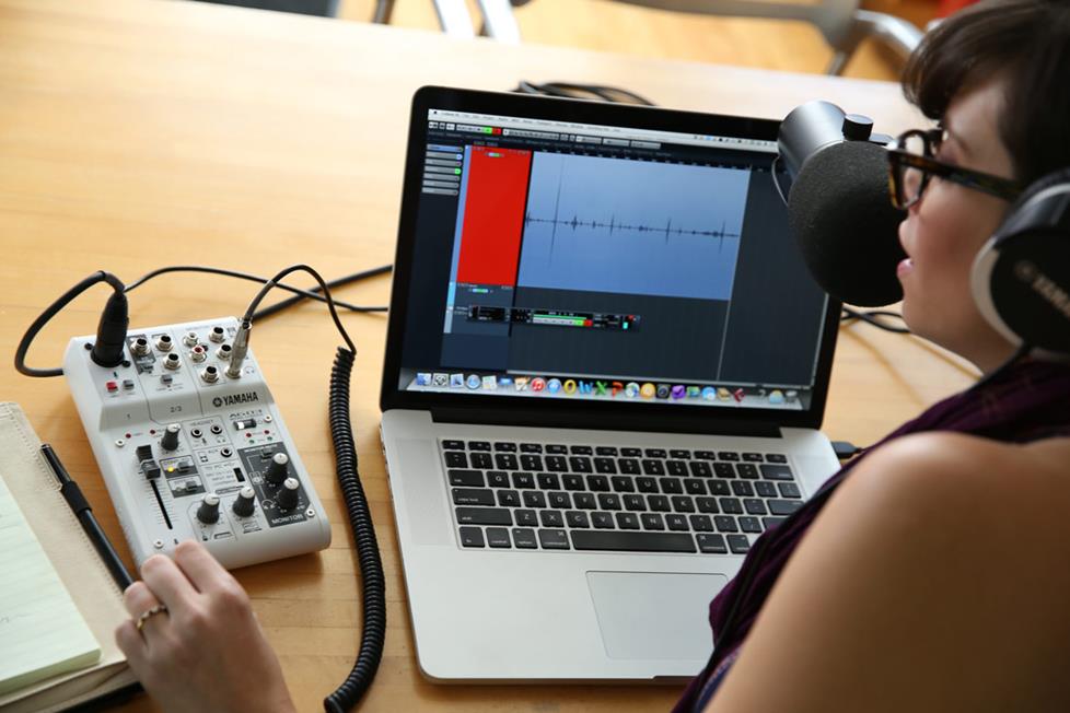 podcaster recording on laptop with Yamaha AG03 mixer