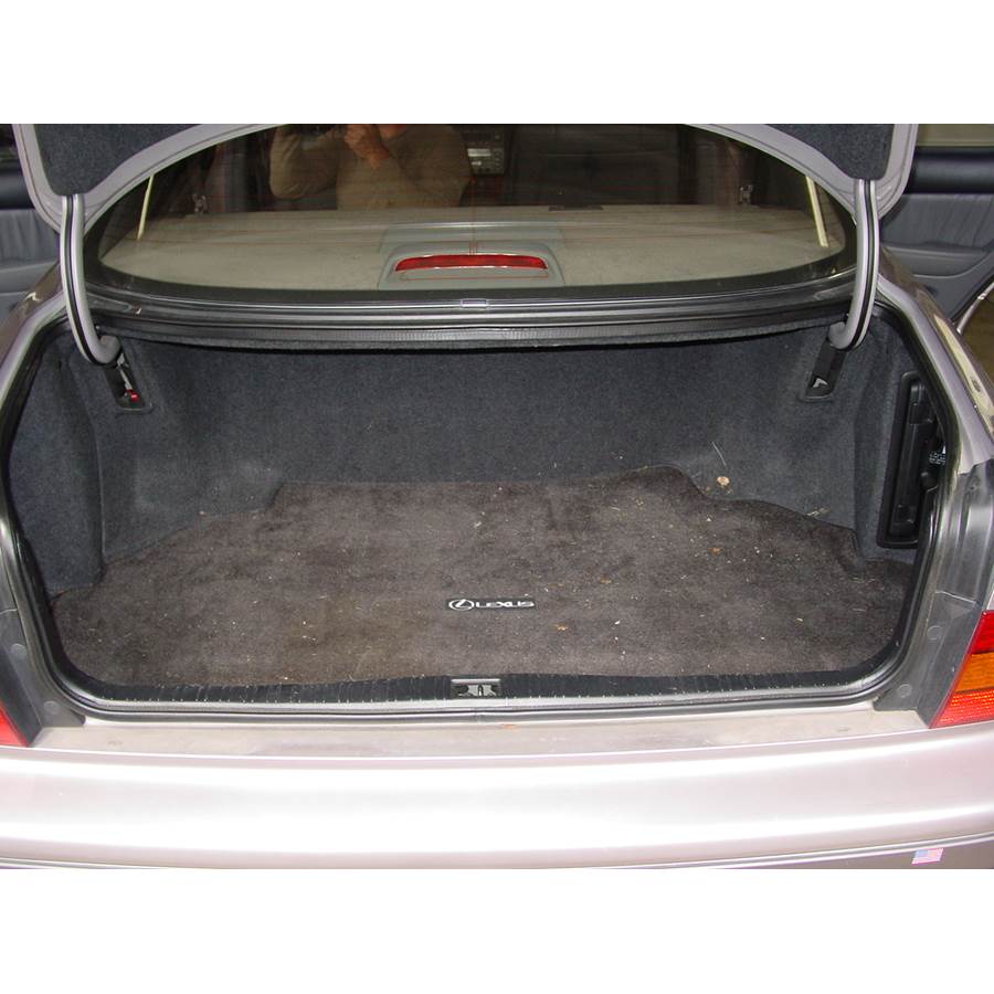 1998 Lexus LS400 Cargo space