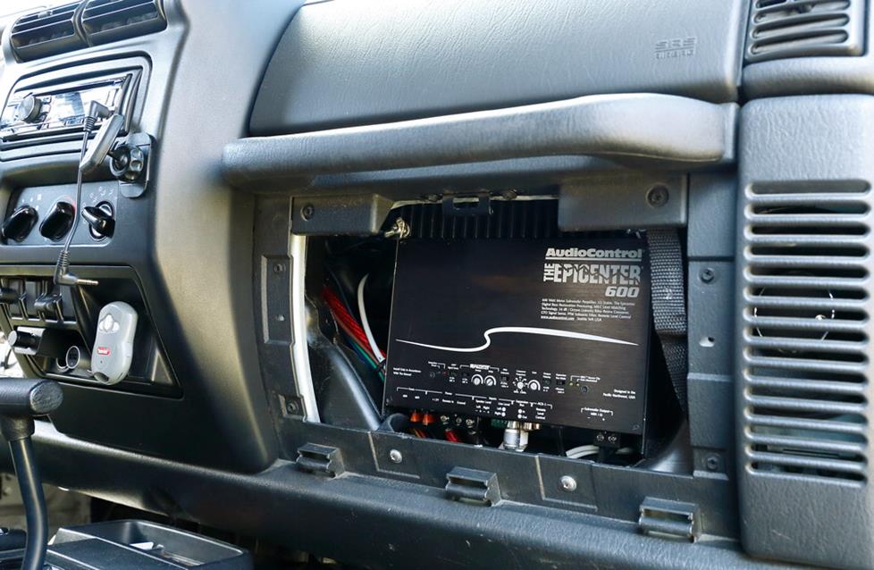 Stealthy audio installation in a 2006 Jeep Wrangler Unlimited