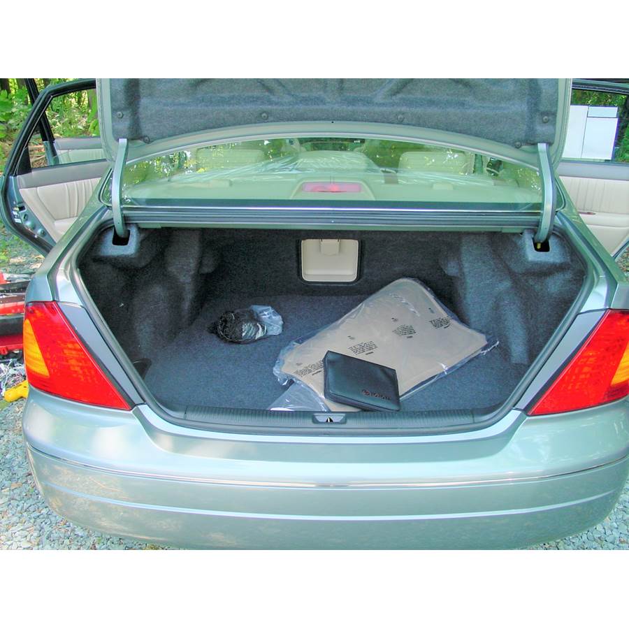2001 Toyota Avalon Cargo space