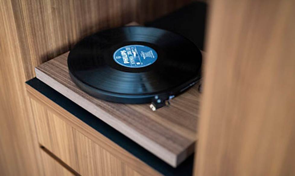 Pro-Ject Debut Carbon (DC) Manual belt-drive turntable with pre-mounted cartridge