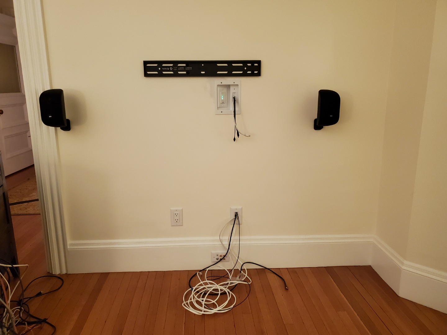 Customer Reviews Kanto PT300 Tilt mount for TVs 32"90" at Crutchfield