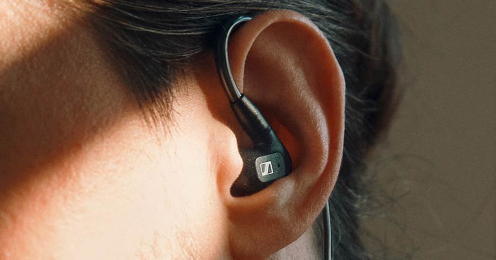 IE_300_on-ear_1200.jpg IE_300_on-ear_1200.jpg