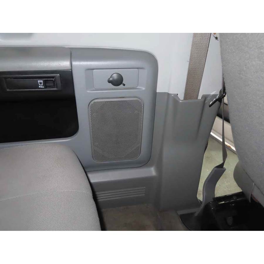 2010 Ford E Series Mid-rear speaker location