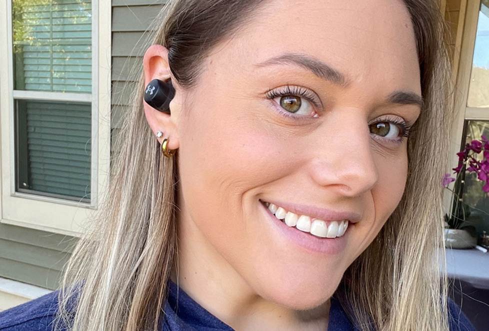 Alexis with JBL6 earbuds
