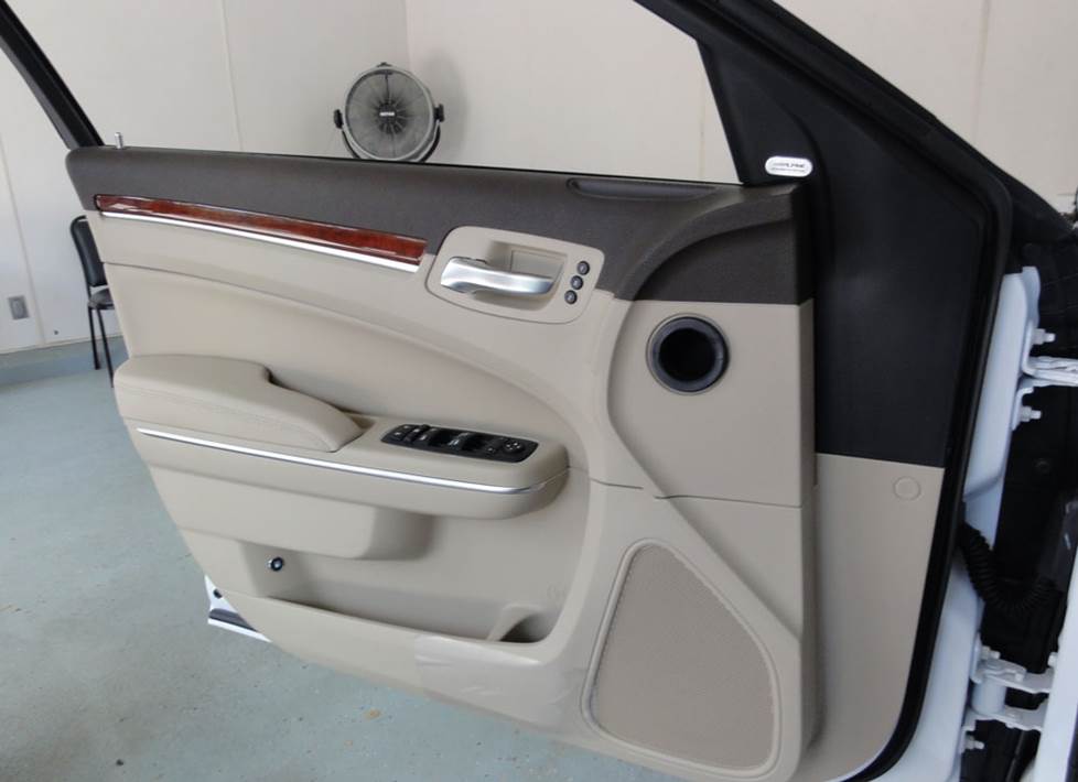 chrysler 300 front door