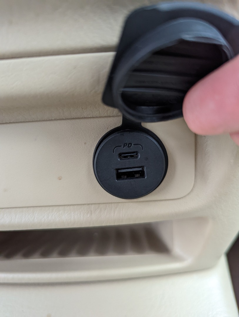 Customer Reviews: Scosche PowerVolt™ Dash Port Flush-mount charger with  USB-C and USB-A ports and Apple CarPlay® and Android Auto™ pass-through at  Crutchfield