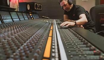 How studio legend Manny Marroquin creates a vibe