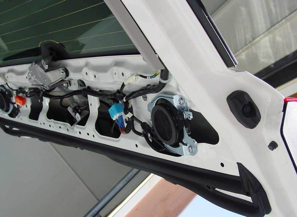 Toyota Land Cruiser hatch door speakers