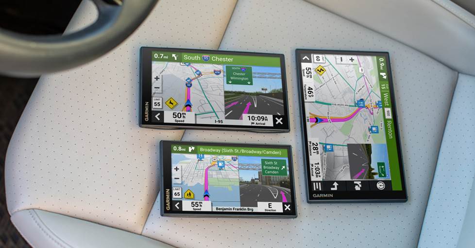comparison of the 5" screen on the Drive 53 and the 10" screen on the RV1095