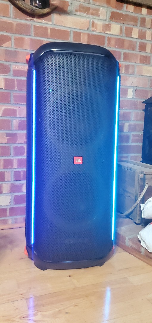 Review: JBL PartyBox 710  The Coolest Party Speaker