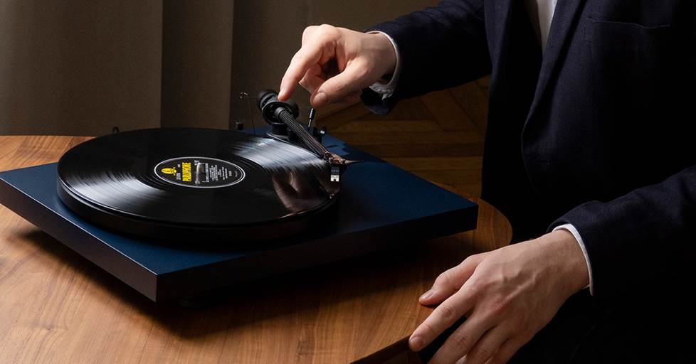 Pro-Ject Debut Carbon EVO turntable
