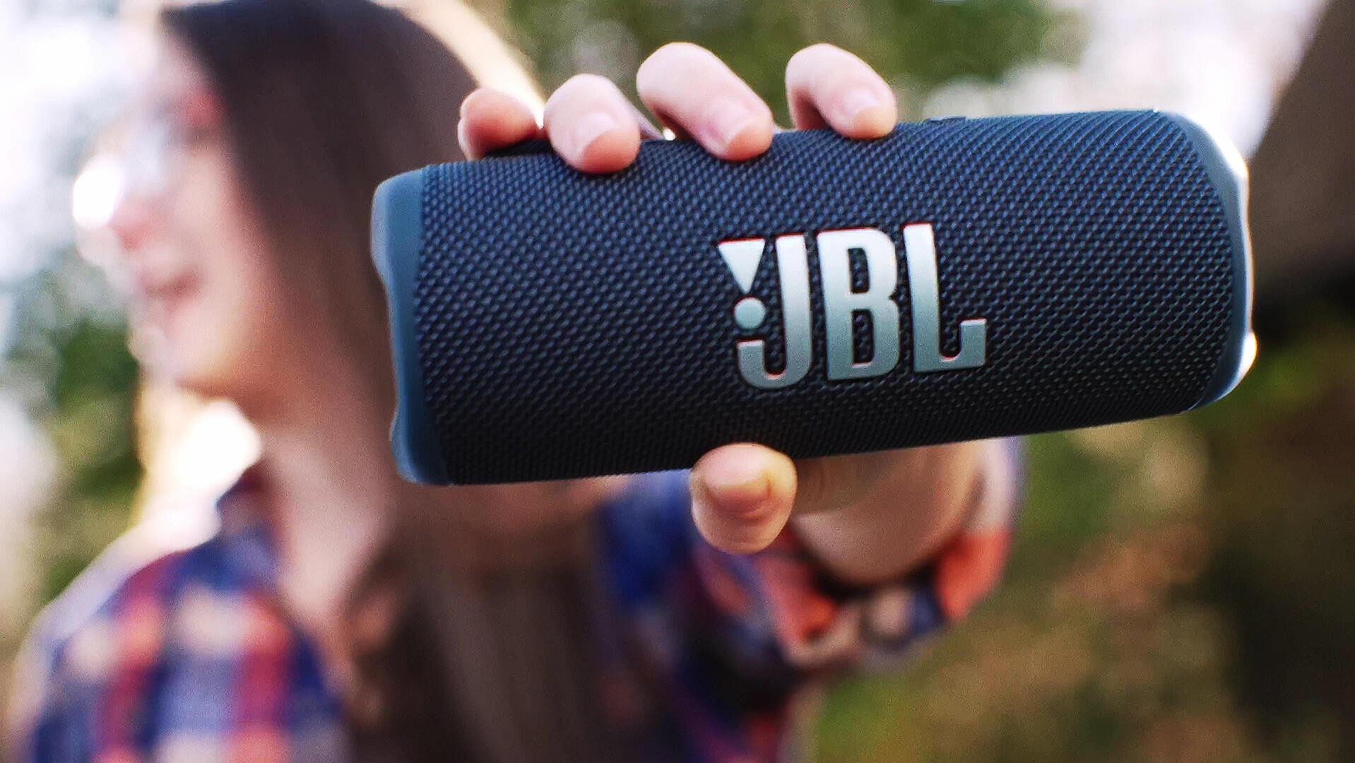 JBL Flip 6 (Black) Waterproof portable Bluetooth® speaker at Crutchfield