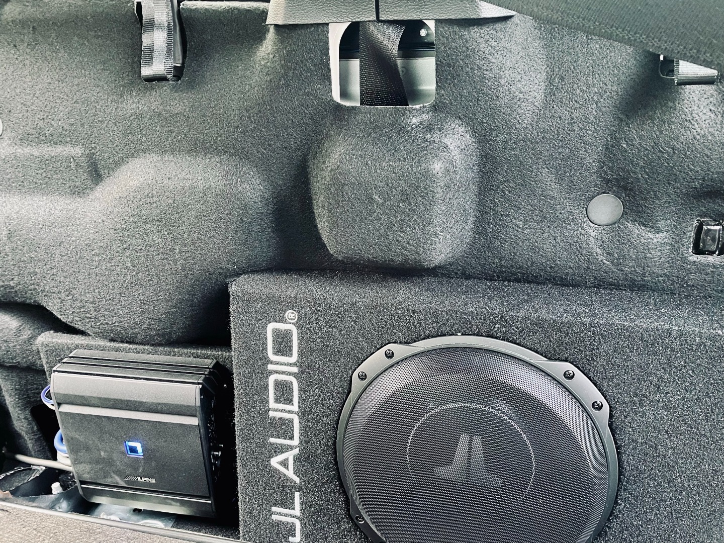 Customer Reviews: JL Audio CS110TG-TW3 Sealed PowerWedge™ enclosure with  one 10