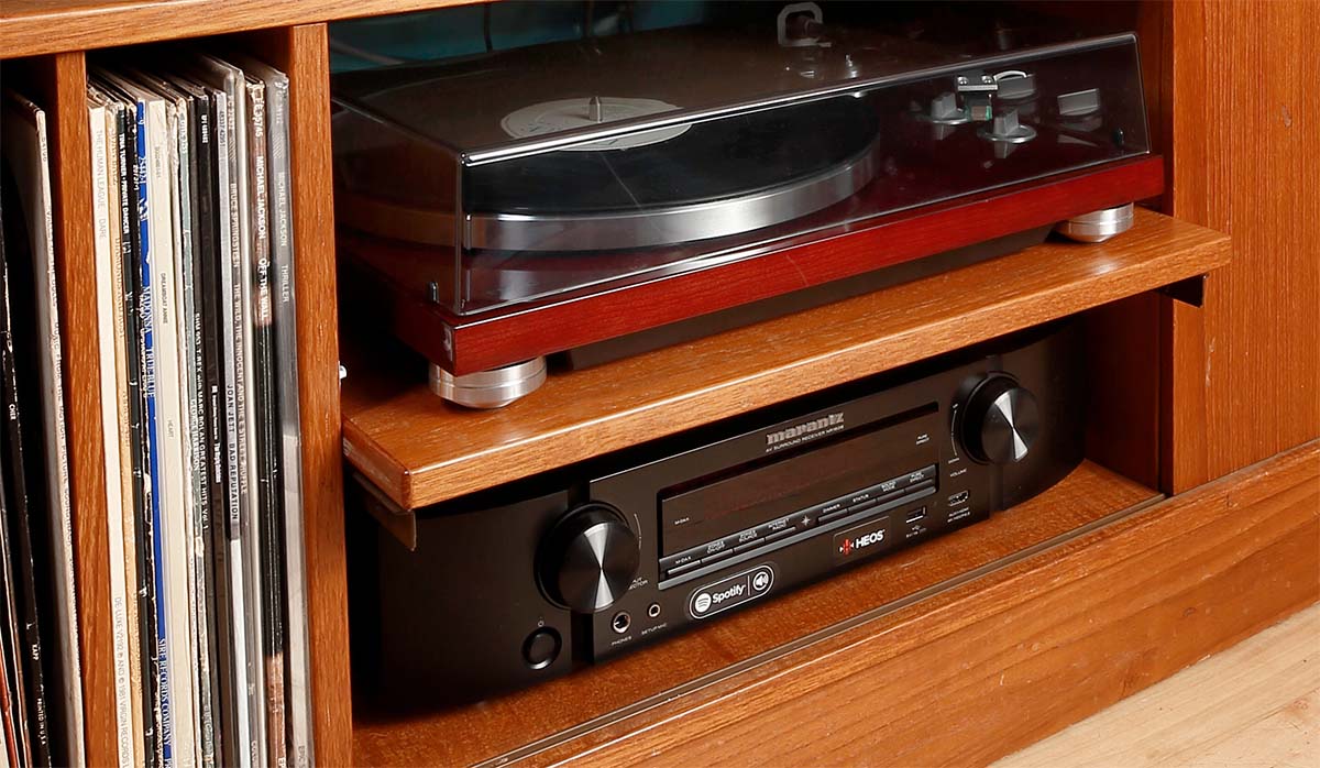 How to connect a turntable to a receiver