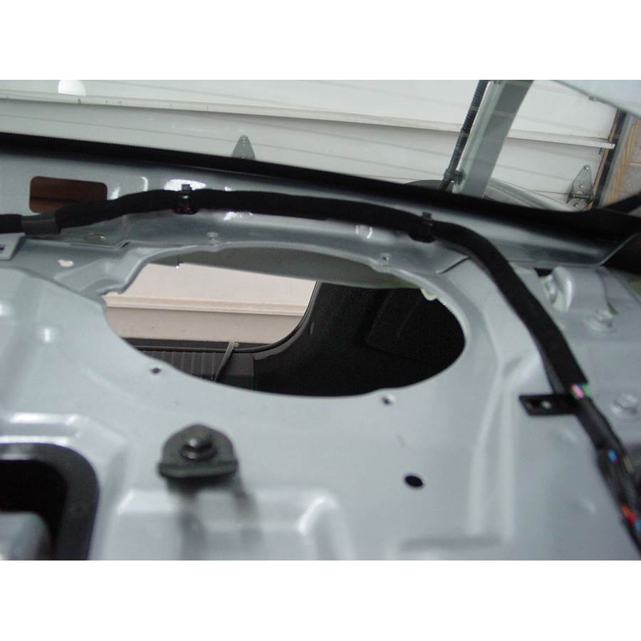 2008 Kia Rio Rear deck speaker removed