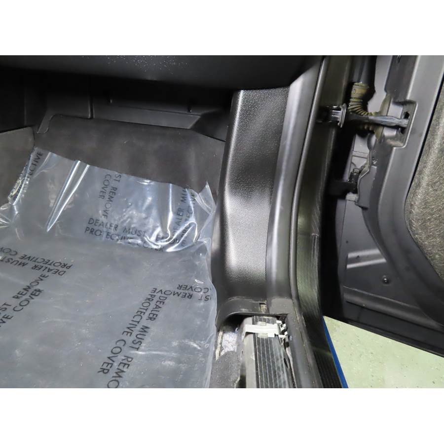 2021 BMW i3 Kick panel speaker location