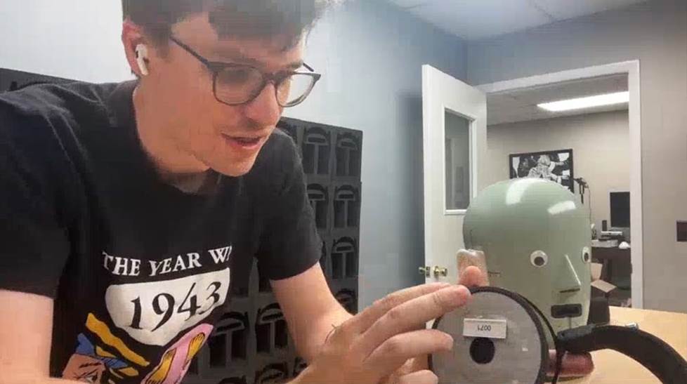 DMS shows 1/4 wave resonator on headphones