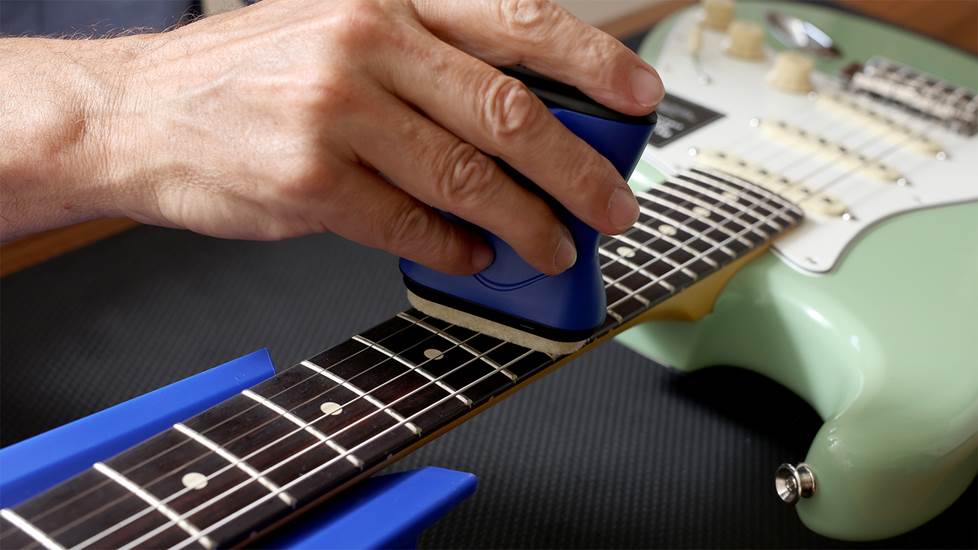 applying string conditioner to guitar strings