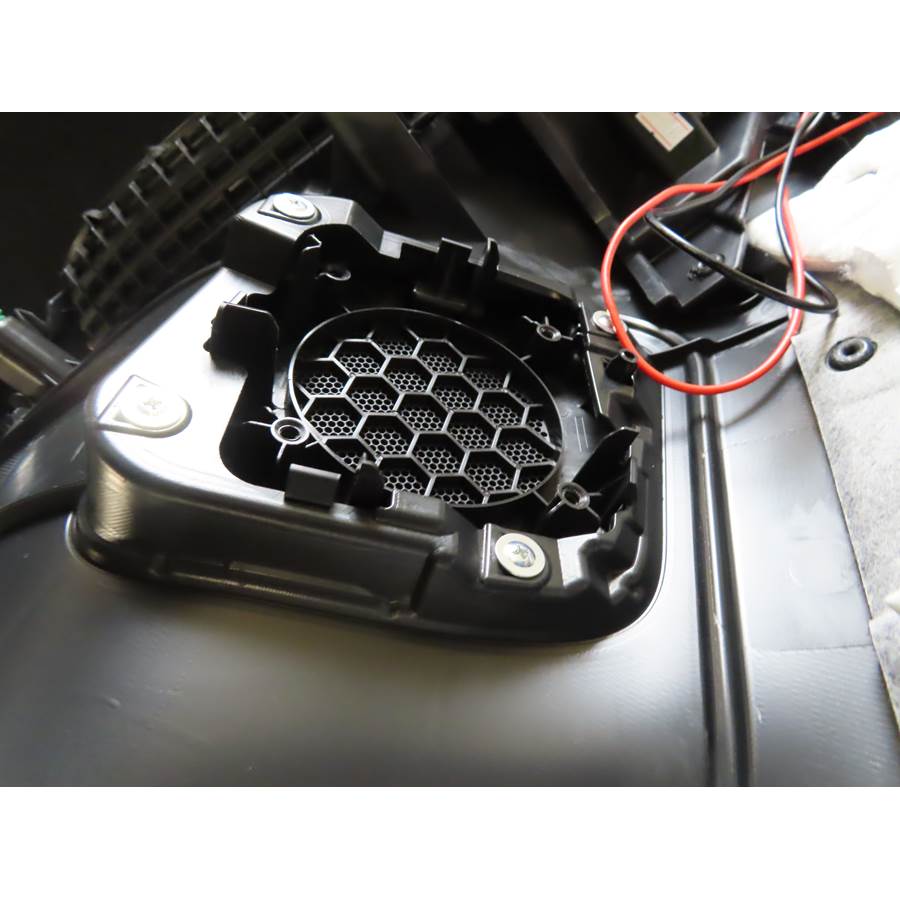 2022 Nissan Pathfinder Mid-rear speaker removed