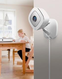 NETGEAR Arlo Q VMC3040 wall-mounted.