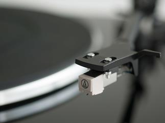 The Music Hall MMF-1.3 turntable features a pre-mounted cartridge with a time-tested design.
