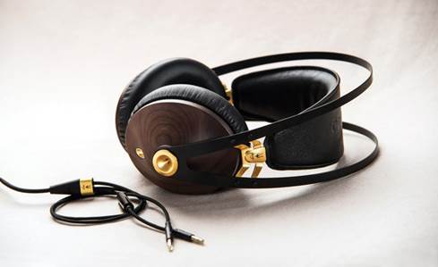 Meze Audio 99 Classics (Walnut/Gold) Over-ear wired headphones at Meze Audio 99 Classics (Walnut/Gold) Over-ear wired headphones at