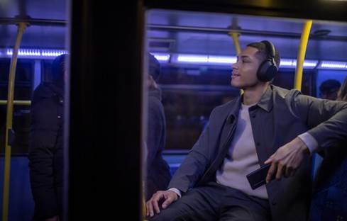 Man wearing XM5 headphones