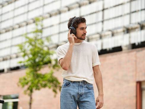 Man wearing Sennheiser Momentum 4 headphones