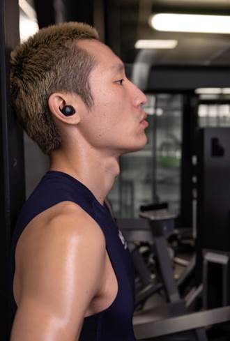 Man wearing Sennheiser Momentum Sport earbuds