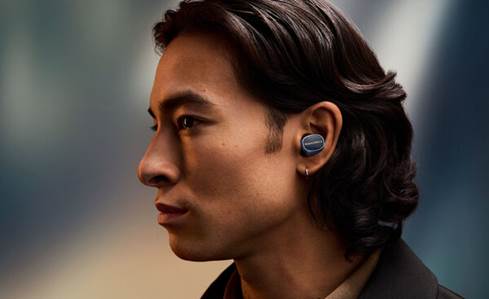 Man wearing Pi8 earbuds