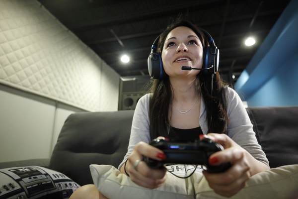 Crutchfield gamer Jenny using the Audeze Mobius headphones