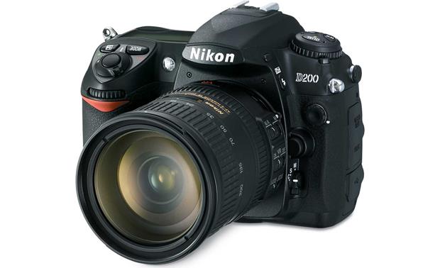 Nikon D200 Kit 10.2-megapixel digital SLR camera with 18-200mm Zoom