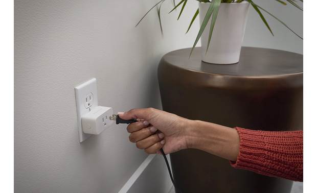 Samsung SmartThings Wifi Smart Plug (2019) Compact design won't block other outlets