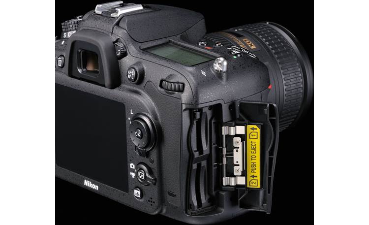 Nikon D7100 Kit Dual memory card bay for flexibility in the field