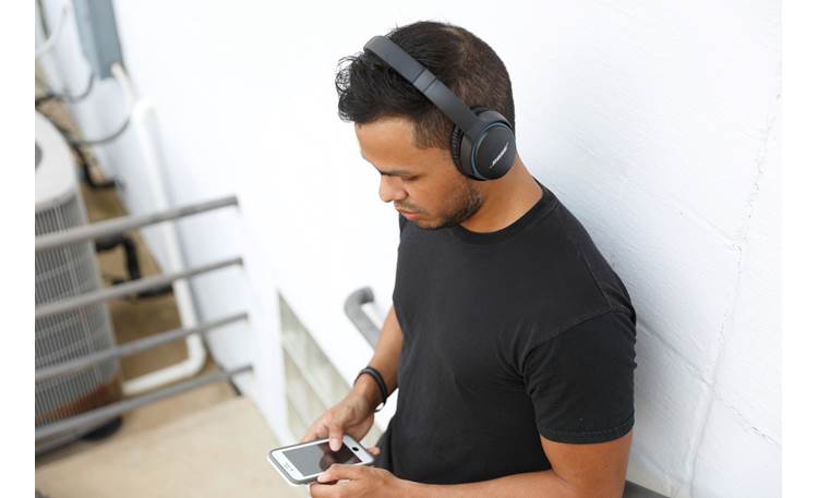 Bose® SoundLink® around-ear wireless headphones II Crutchfield Advisor Enrique enjoying the comfort and freedom of the Bose® SoundLink® around-ear wireless headphones II (phone not included)