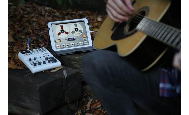 Yamaha AG06 Record on the go with your iPad® (not included)