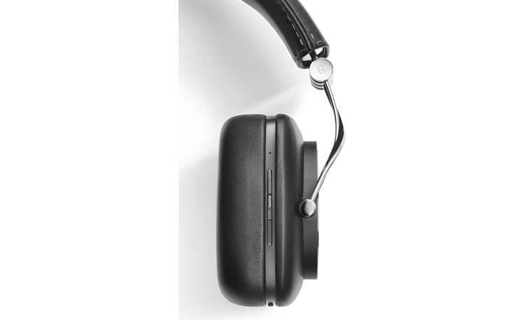 Bowers & Wilkins P7 Wireless Controls on right earcup