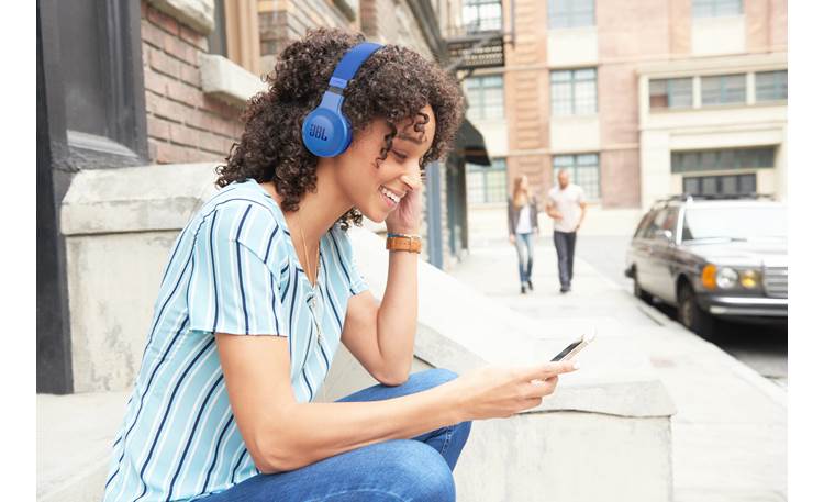 JBL E45BT Plays music wirelessly from your phone via Bluetooth