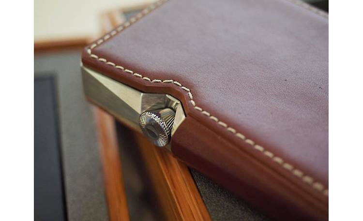 Astell&Kern A&ultima SP1000 Close-up of stitching on leather case