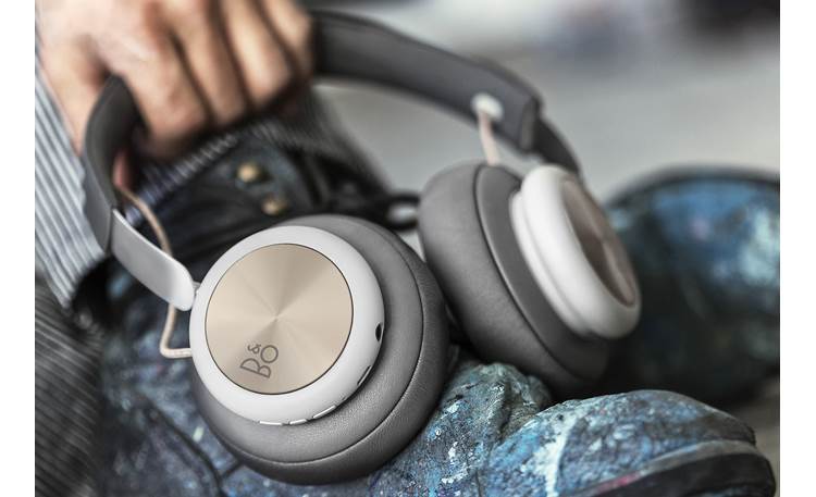 Bang & Olufsen Beoplay H4 Earcups fold flat for easy transport