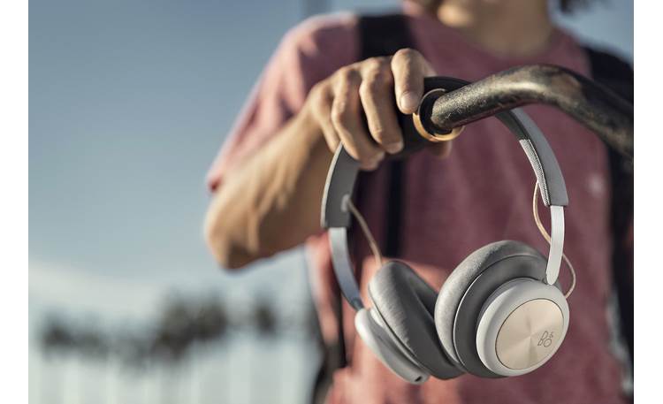 Bang & Olufsen Beoplay H4 Made of high-grade materials like aluminum and leather